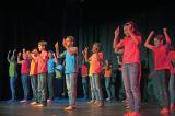 Des enfants chantent et dansent l’identité et l’amitié